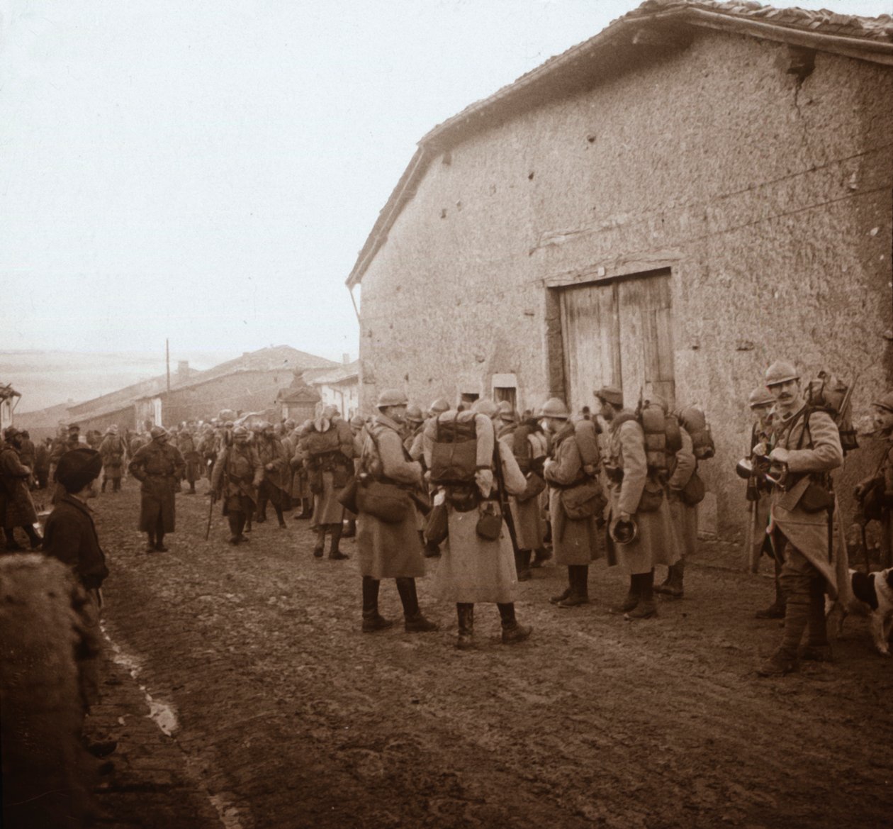 पीठ, सोमी, उत्तरी फ्रांस, c1914-c1918 पर पैक के साथ सैनिक द्वारा अज्ञात