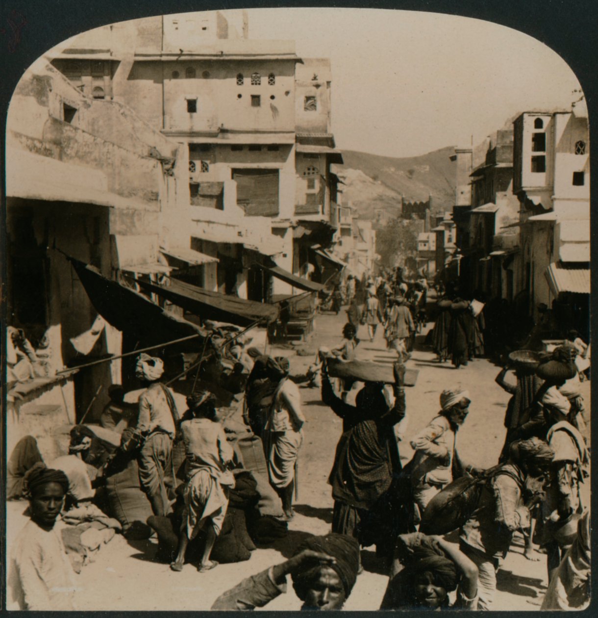 सचमुच ओरिएंटल - भारत के प्राचीन शहर अजमेर में एक सड़क, 1907 द्वारा अज्ञात