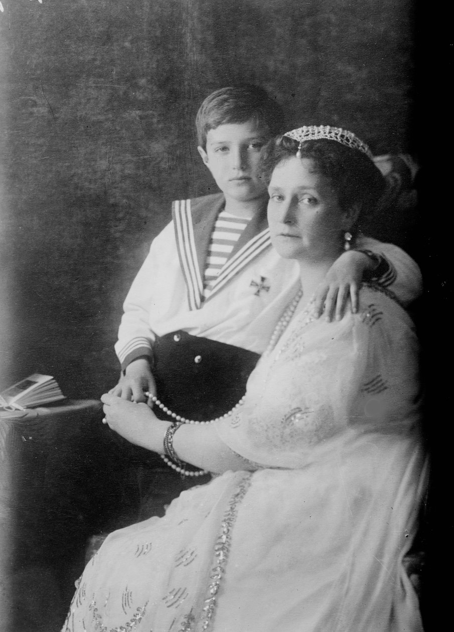 रूस के Tsarevich Alexei और Tsarina Alexandra, c1910। द्वारा अज्ञात