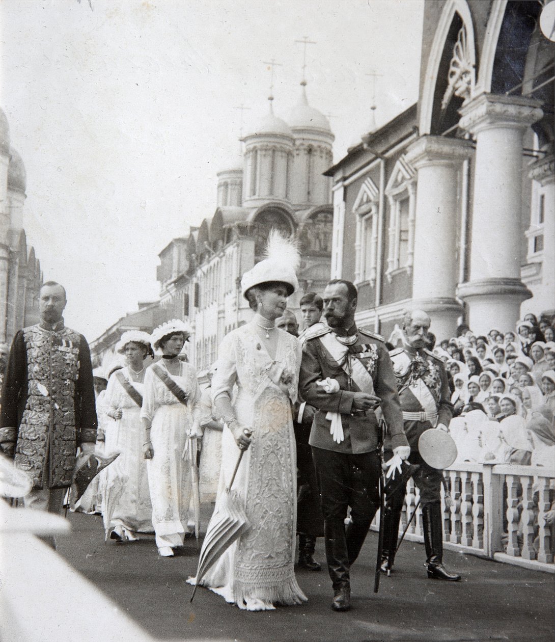 1913, रूस के हाउस ऑफ रोमानोव की 300 वीं वर्षगांठ के समारोह में ज़ार परिवार द्वारा अज्ञात