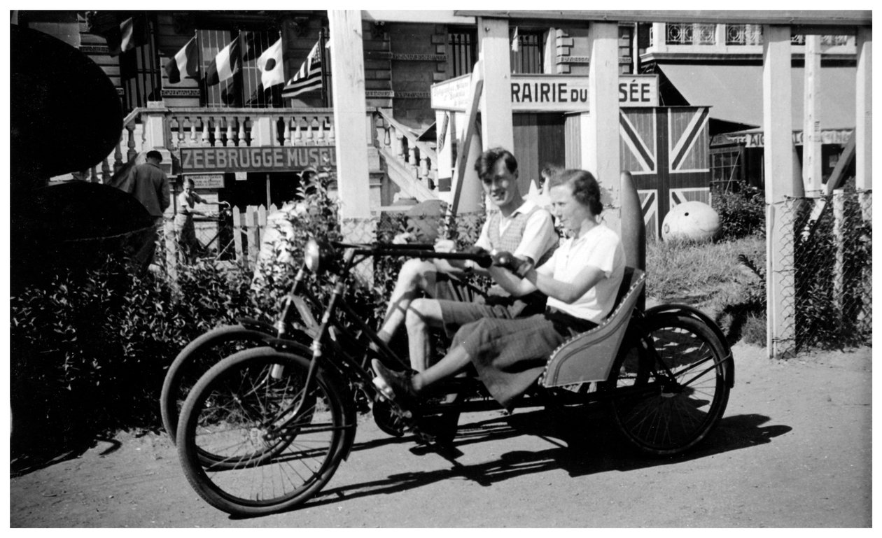 टू-सीटर ट्राइसाइकिल, ज़ेब्रुज, बेल्जियम, 1936 द्वारा अज्ञात