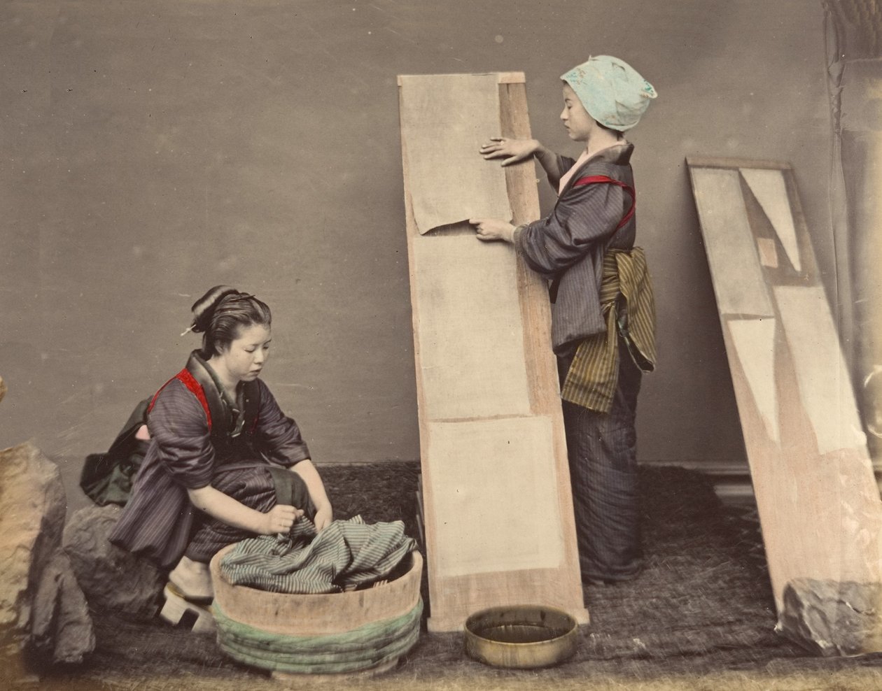 [दो जापानी महिलाएं लॉन्ड्री के साथ पोज देती हुई], 1870। द्वारा अज्ञात