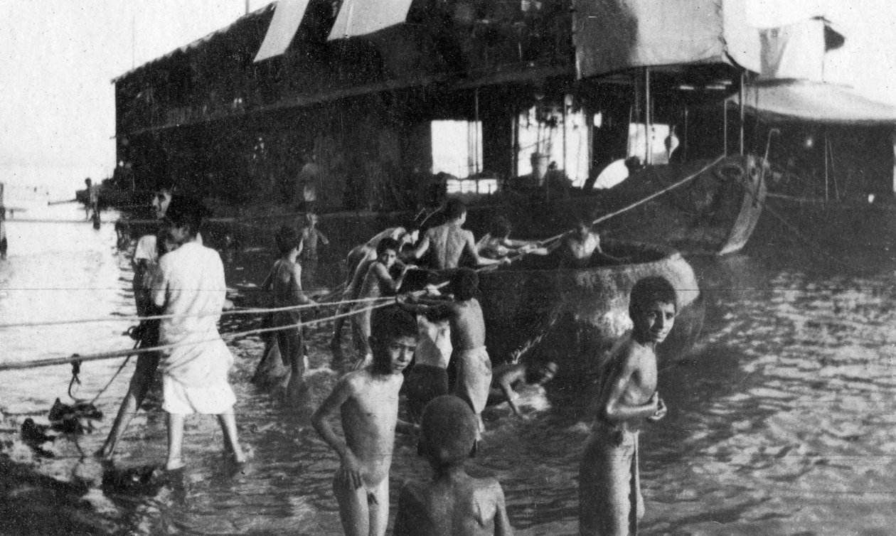 1918 में अमराह से बगदाद के तिगड़ी तक दो सैन्य टुकड़ी ब्रिटिश सैनिकों को ले जाती थी द्वारा अज्ञात
