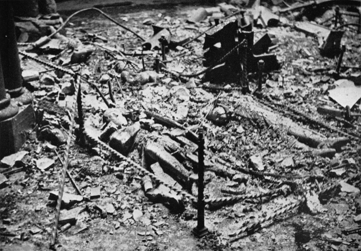 1941 में आग से भीगते हुए, टेंपल चर्च के चक्कर में शूरवीरों के दो पुतले द्वारा अज्ञात