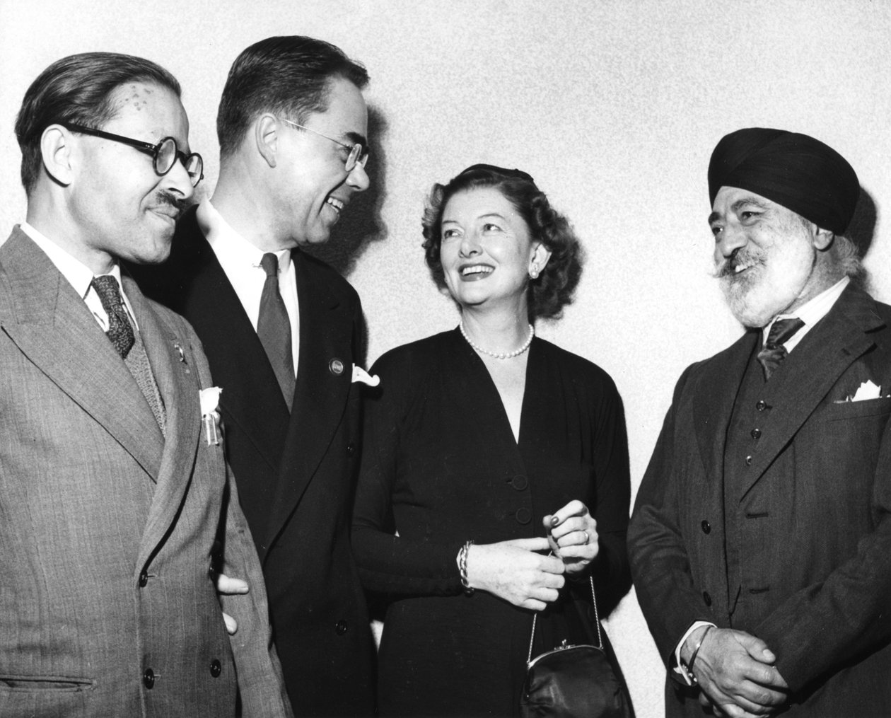 यूनेस्को का आम सम्मेलन पेरिस में नवंबर 1952 में हुआ द्वारा अज्ञात