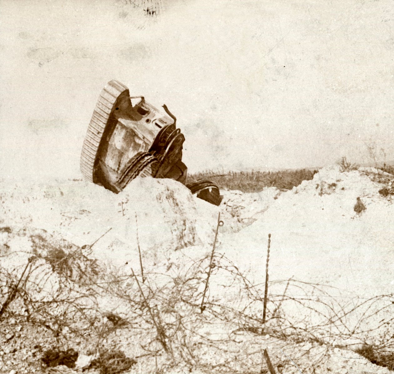 क्षतिग्रस्त टैंक के नीचे, c1914-c1918 द्वारा अज्ञात
