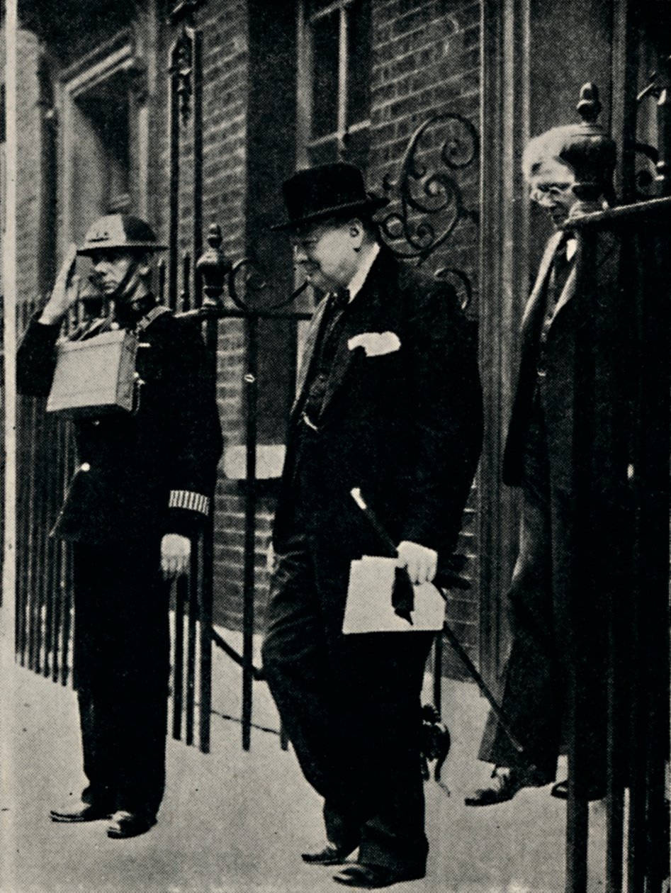 1940, 1945, एयर-रेड वॉर्निंग द्वारा रेखांकित किया गया। द्वारा अज्ञात