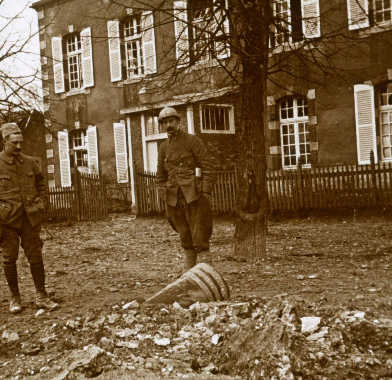 अनएक्सप्लेडेड 380 शेल, वर्दुन, उत्तरी फ्रांस, c1914-c1918 द्वारा अज्ञात