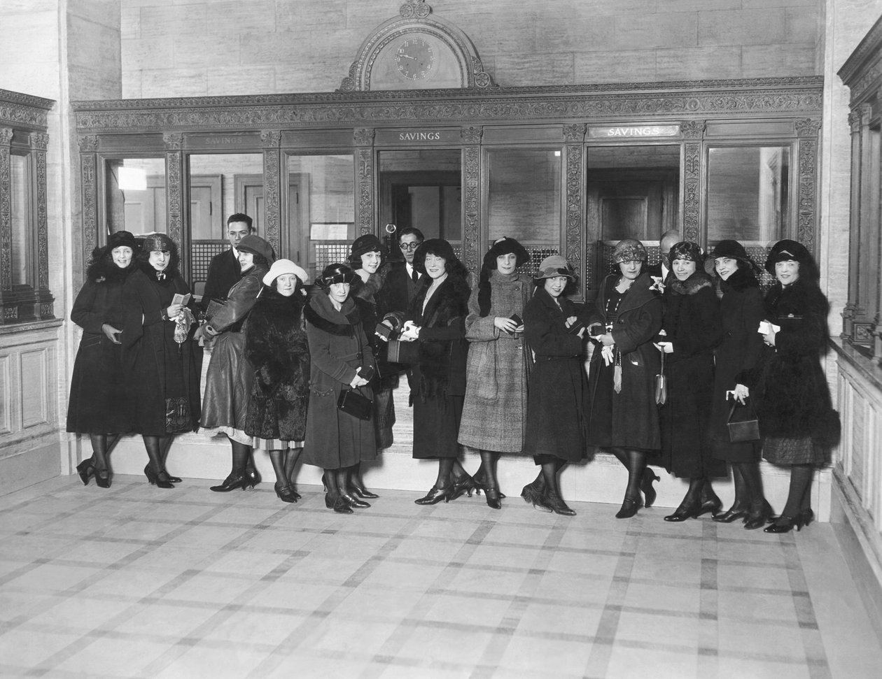 संयुक्त राज्य अमेरिका: c.1926 एक बैंक में 'बचत' टेलर विंडो पर खड़ी महिलाओं का एक समूह। (बी/डब्ल्यू फोटो) द्वारा अज्ञात