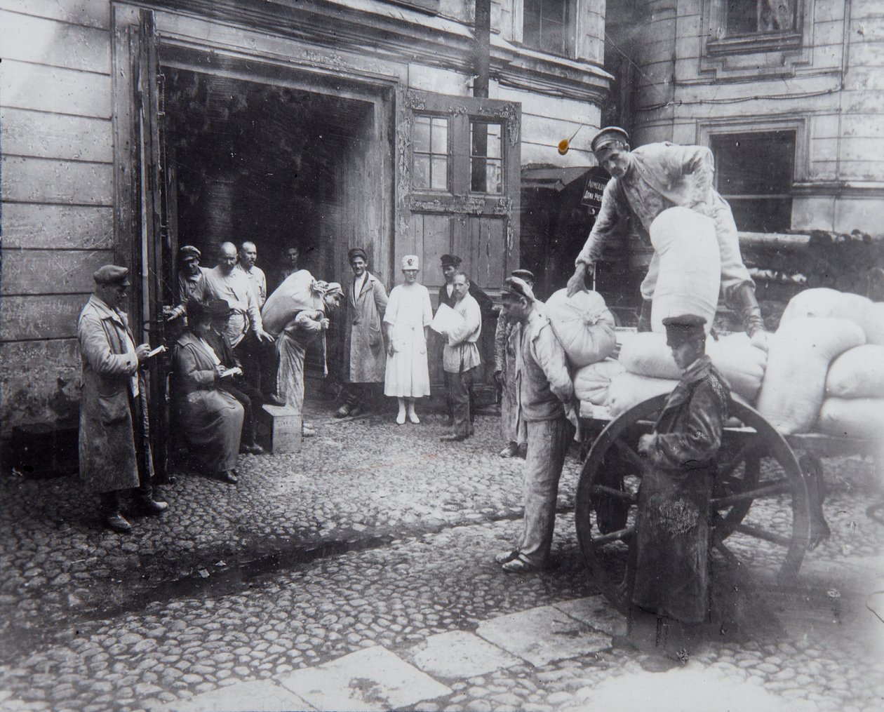 अनलोडिंग फूड, हाउस ऑफ साइंटिस्ट्स, पेत्रोग्राद, रूस, c1920-c1924 द्वारा अज्ञात