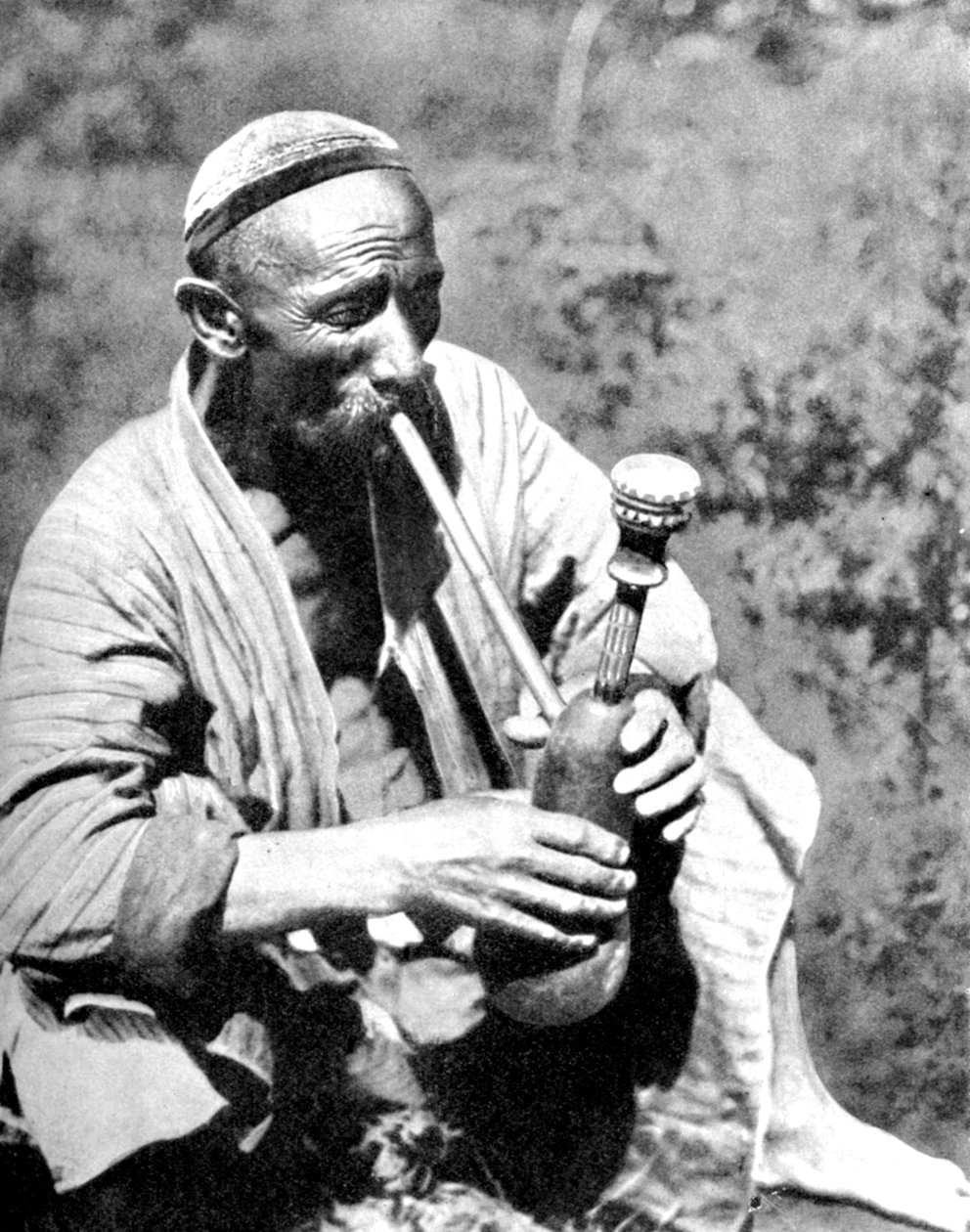 उज़्बेक आदमी धूम्रपान कैलियन, समरकंद, 1936 द्वारा अज्ञात