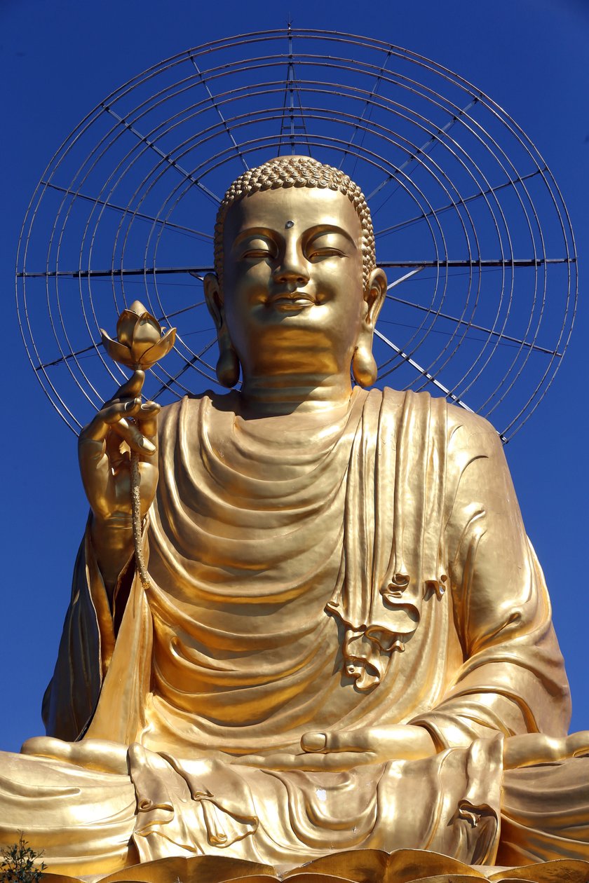 वान हान का ज़ेन बौद्ध मठ। स्वर्ण बुद्ध की मूर्ति। दलत। वियतनाम द्वारा अज्ञात