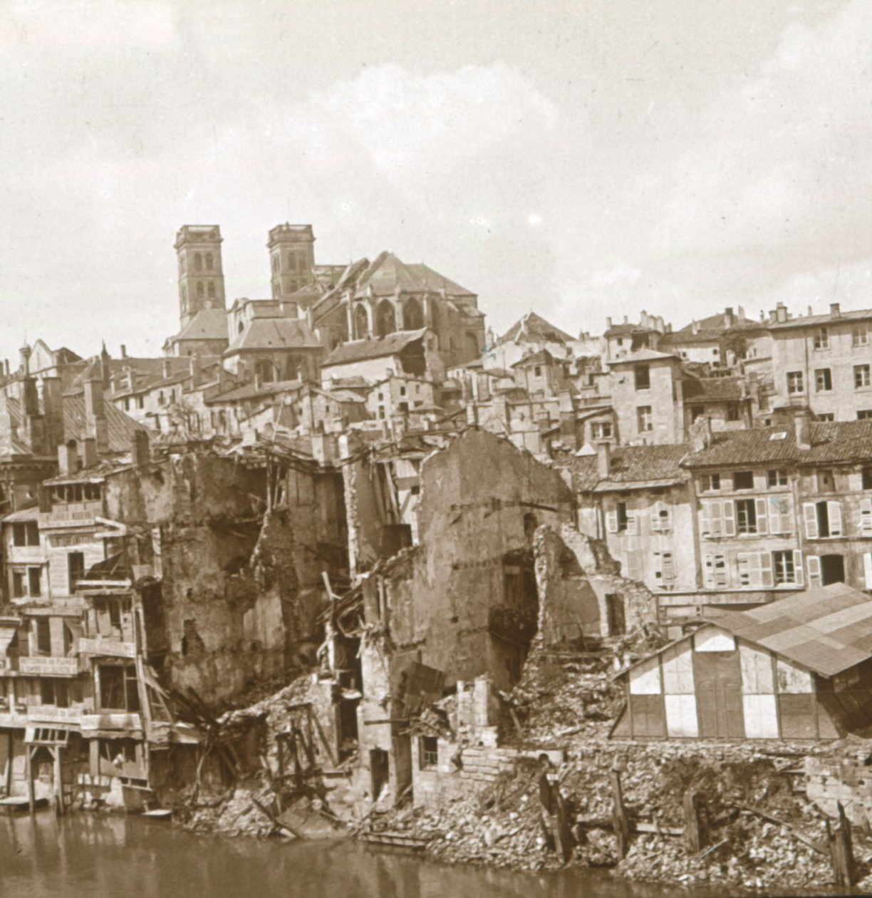 वर्दुन, उत्तरी फ्रांस, c1916-c1918 द्वारा अज्ञात
