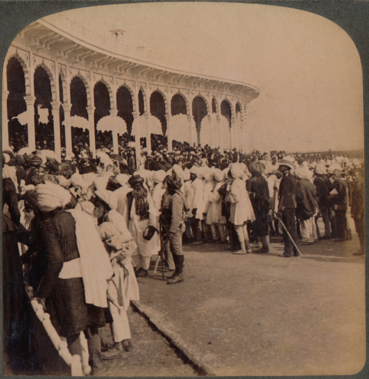 1857 के म्यूटिनी के दिग्गजों ने दिल्ली, भारत, 1903 में एम्फीथिएटर में प्रवेश किया द्वारा अज्ञात