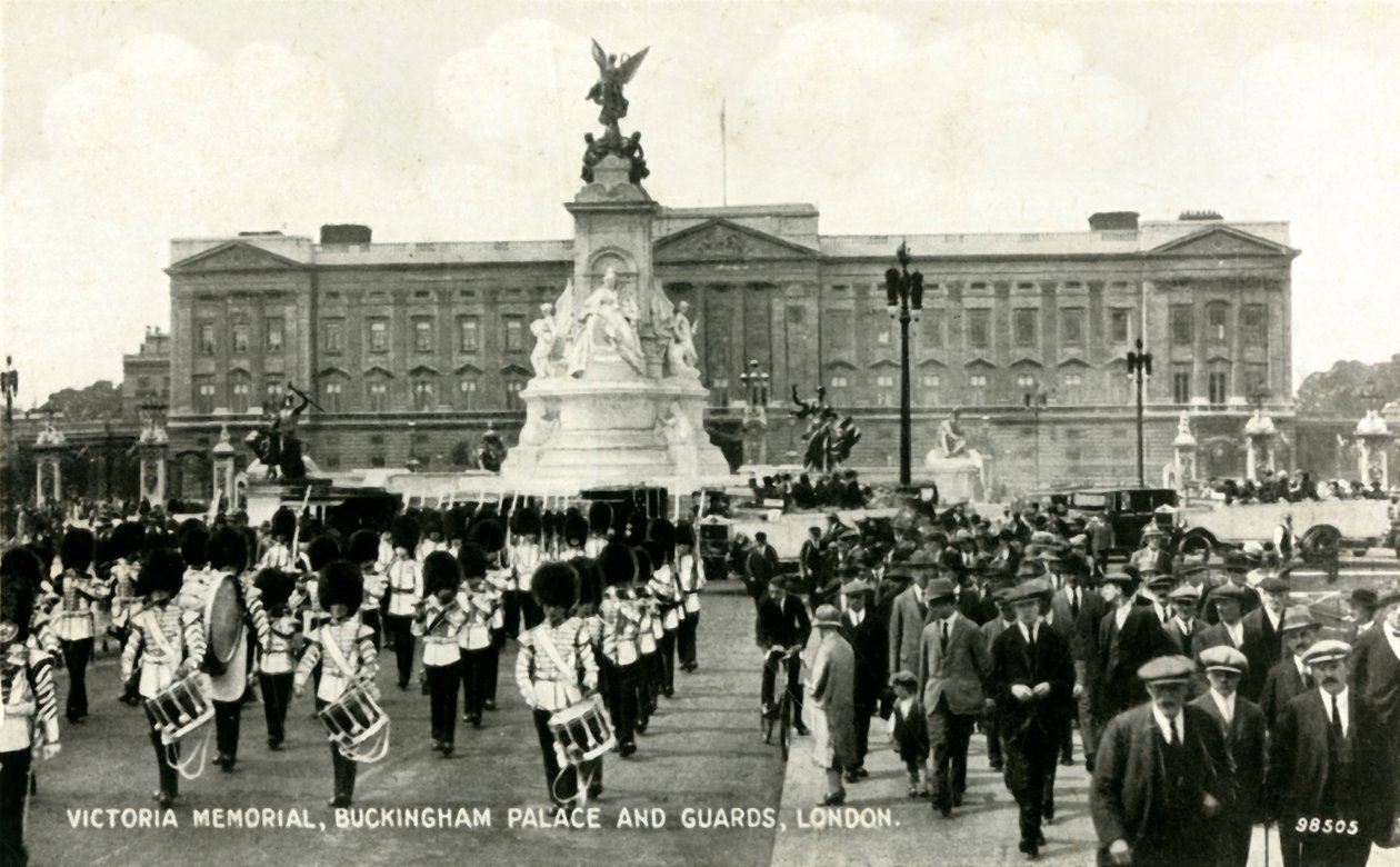 विक्टोरिया मेमोरियल, बकिंघम पैलेस और गार्ड्स, लंदन, 1930 के दशक। द्वारा अज्ञात