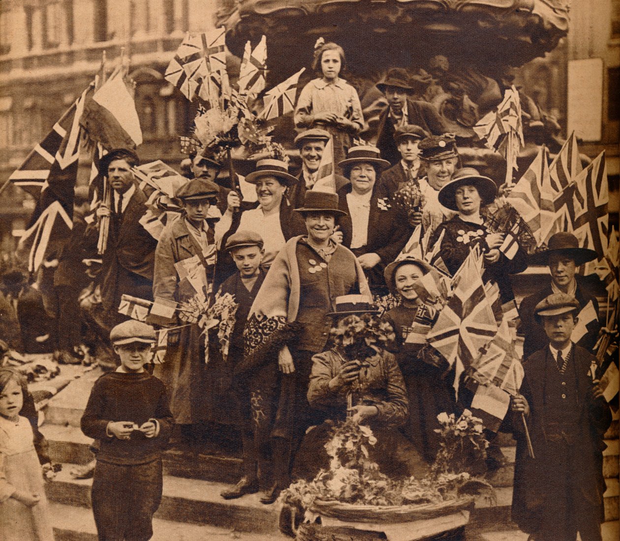 इरोस, पिकाडिली, लंदन, 1918, 1938 के नीचे विजय समारोह द्वारा अज्ञात