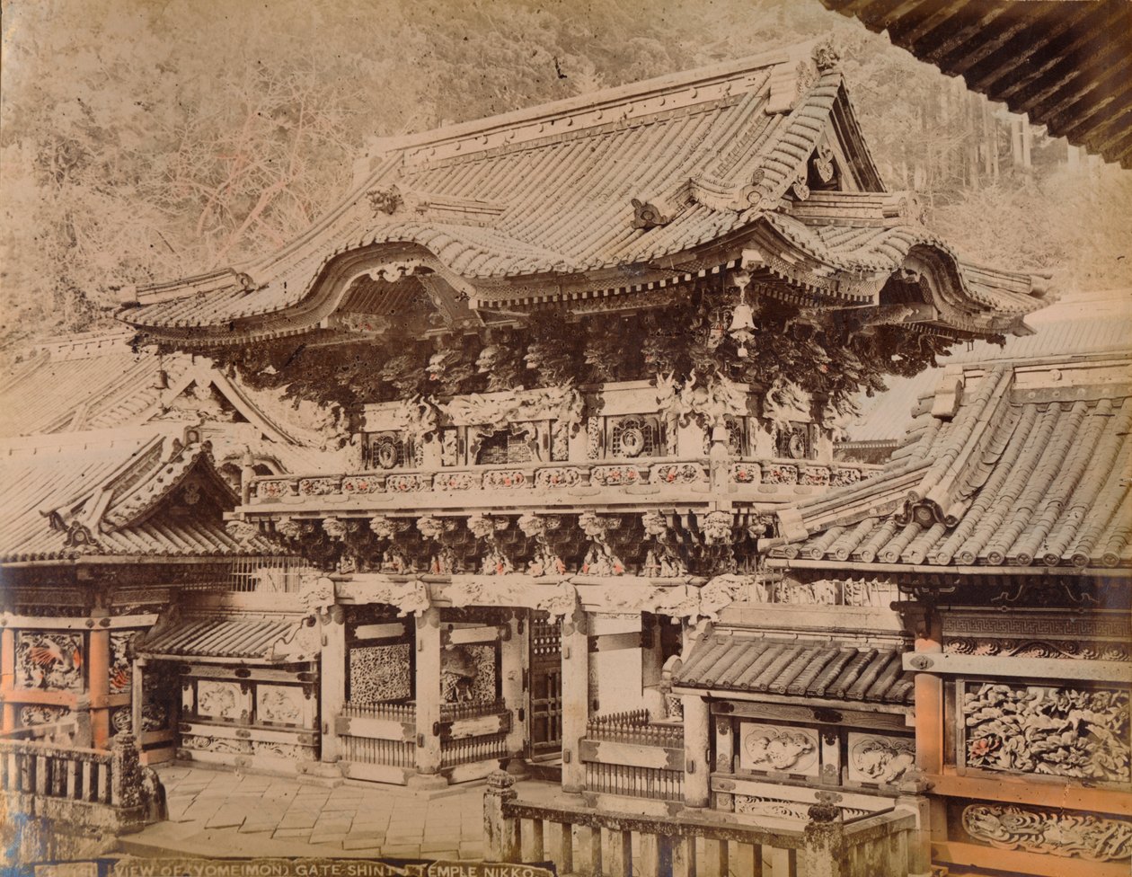 योमिमोन गेट का दृश्य - शिंटो मंदिर निक्को, c1890-1900 द्वारा अज्ञात