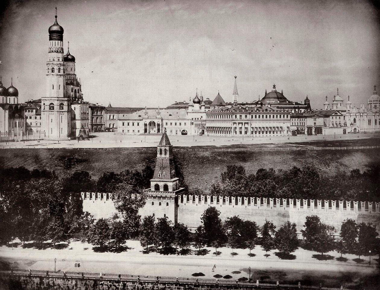 मास्को क्रेमलिन, रूस का दृश्य, c1870-c1875 द्वारा अज्ञात