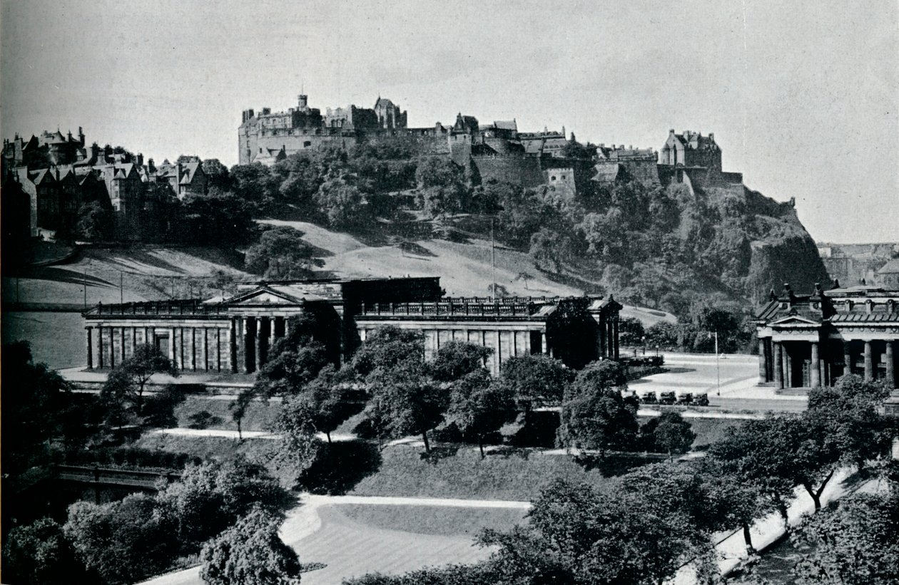 स्कॉटलैंड और एडिनबर्ग कैसल की राष्ट्रीय गैलरी का दृश्य, c1945 द्वारा अज्ञात