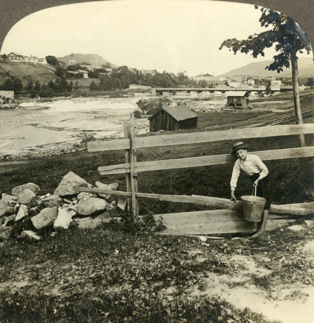 ग्राम चर्च और कोंग्सबर्ग के घरों, Laagen, नॉर्वे के रैपिड्स के बगल में, c1905। द्वारा अज्ञात