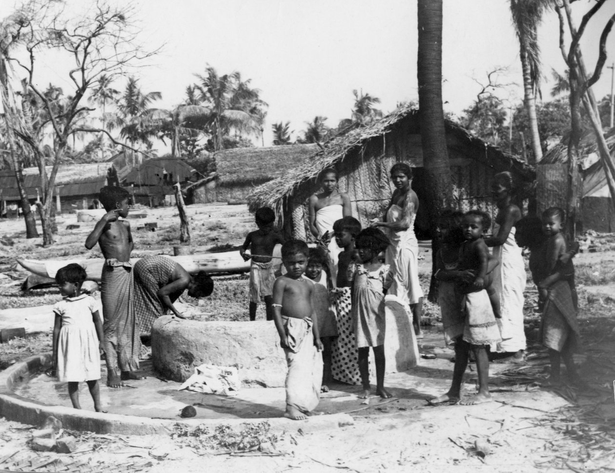 विलेज सीन, ट्रिनकोमेली, सीलोन, 1945 द्वारा अज्ञात