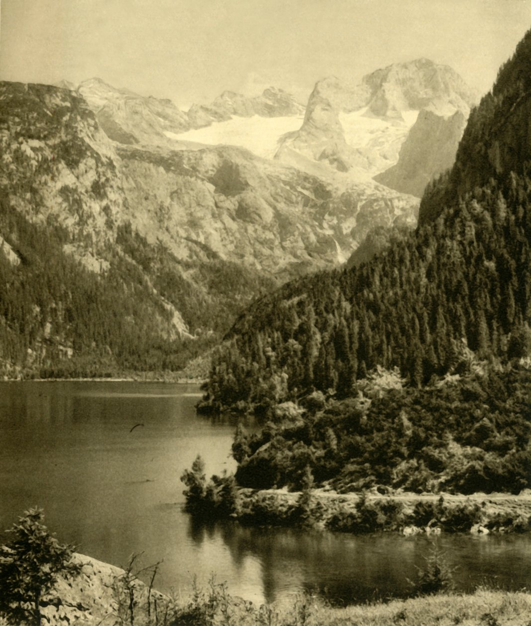 Vorderer Gosausee और Dachstein पर्वत, ऊपरी ऑस्ट्रिया, c1935। द्वारा अज्ञात