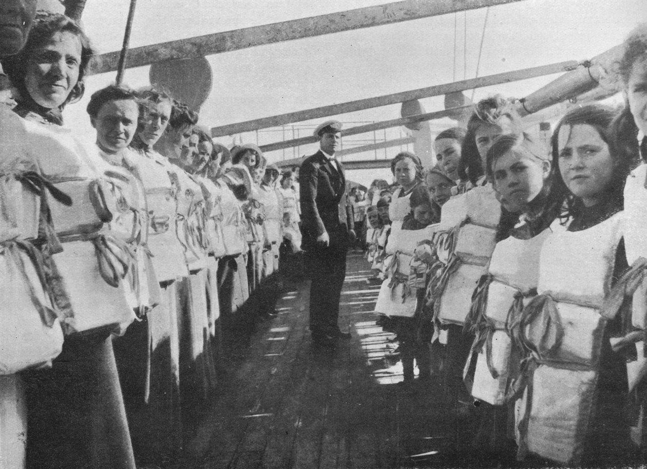 युद्ध के समय एक समुद्र लाइनर, 1915 पर जीवनभर की कवायद द्वारा अज्ञात
