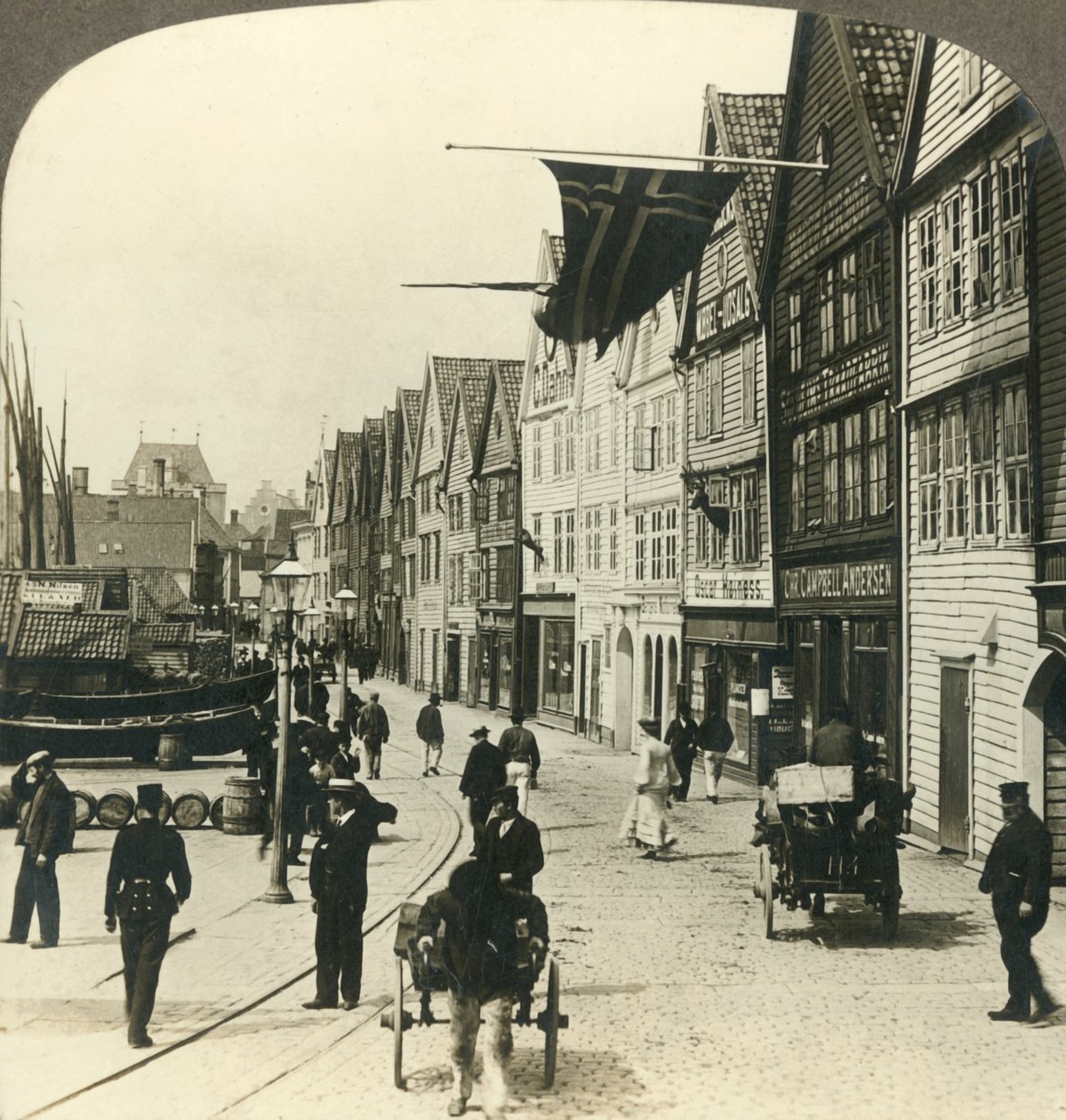 नॉर्वे के महान मछली मार्ट, सदियों से c1905 के लिए पुराने शहर बर्गन में खदान के साथ गोदामों। द्वारा अज्ञात