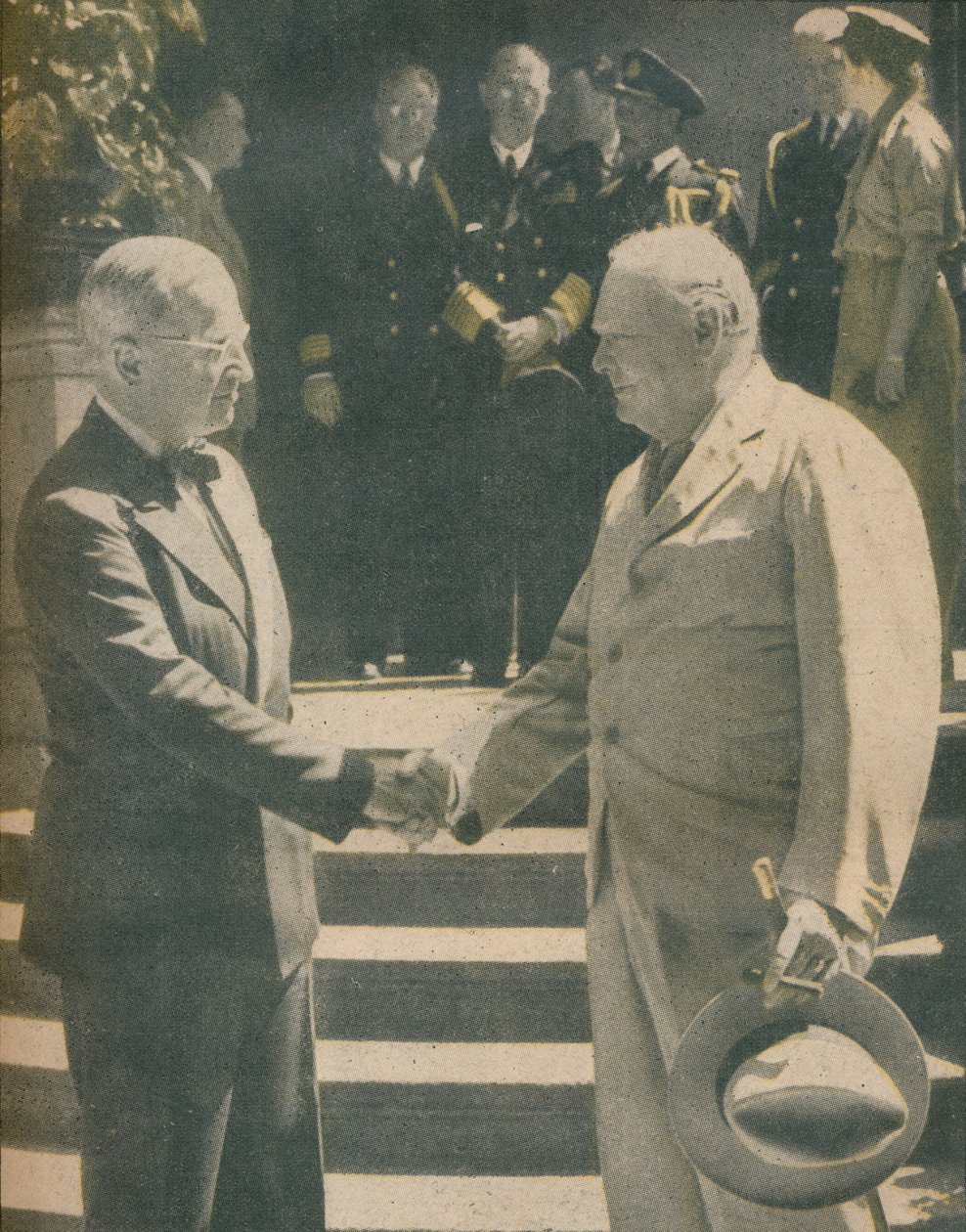 प्रीमियर और राष्ट्रपति के बीच वार्म हैंडशेक, 1945 द्वारा अज्ञात