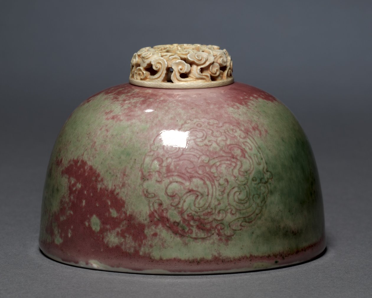 आइवरी लिड के साथ वाटर पॉट, 1662-1722। द्वारा अज्ञात