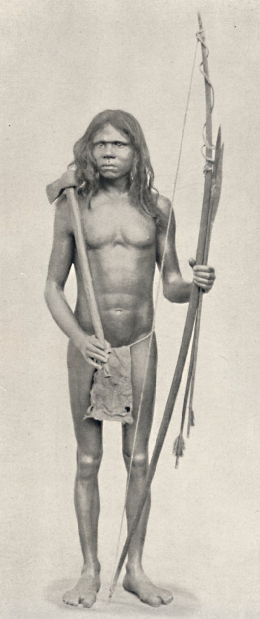 धनुष, तीर और हैचेट के साथ वेदा, 1926 द्वारा अज्ञात