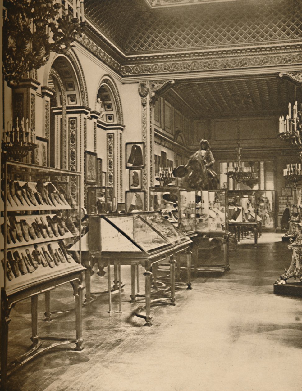 लंदन वासियों ने लैंकेस्टर हाउस में क्या पहनना प्रदर्शित किया, c1935। द्वारा अज्ञात