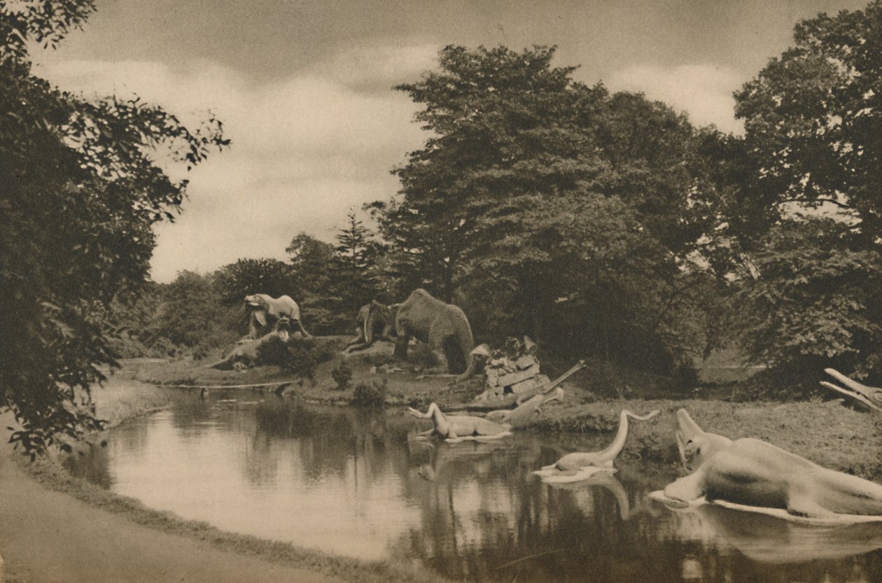 जहां पैलेस ग्राउंड्स में झील के द्वारा प्रीहिस्टोरिन लर्क की जानवर, c1935। द्वारा अज्ञात
