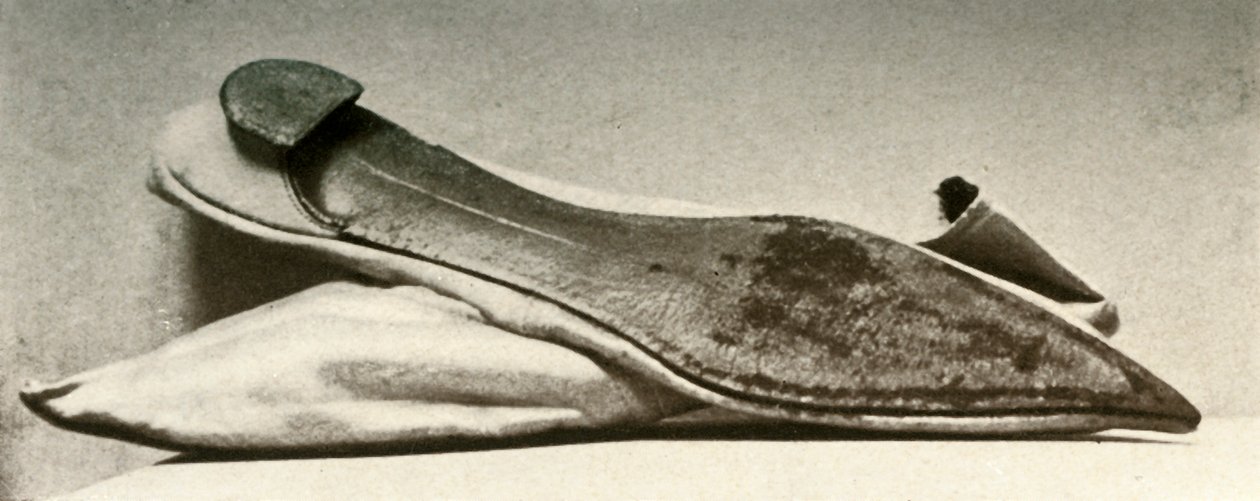 सफेद साटन शादी चप्पल, 1800, 1937। द्वारा अज्ञात