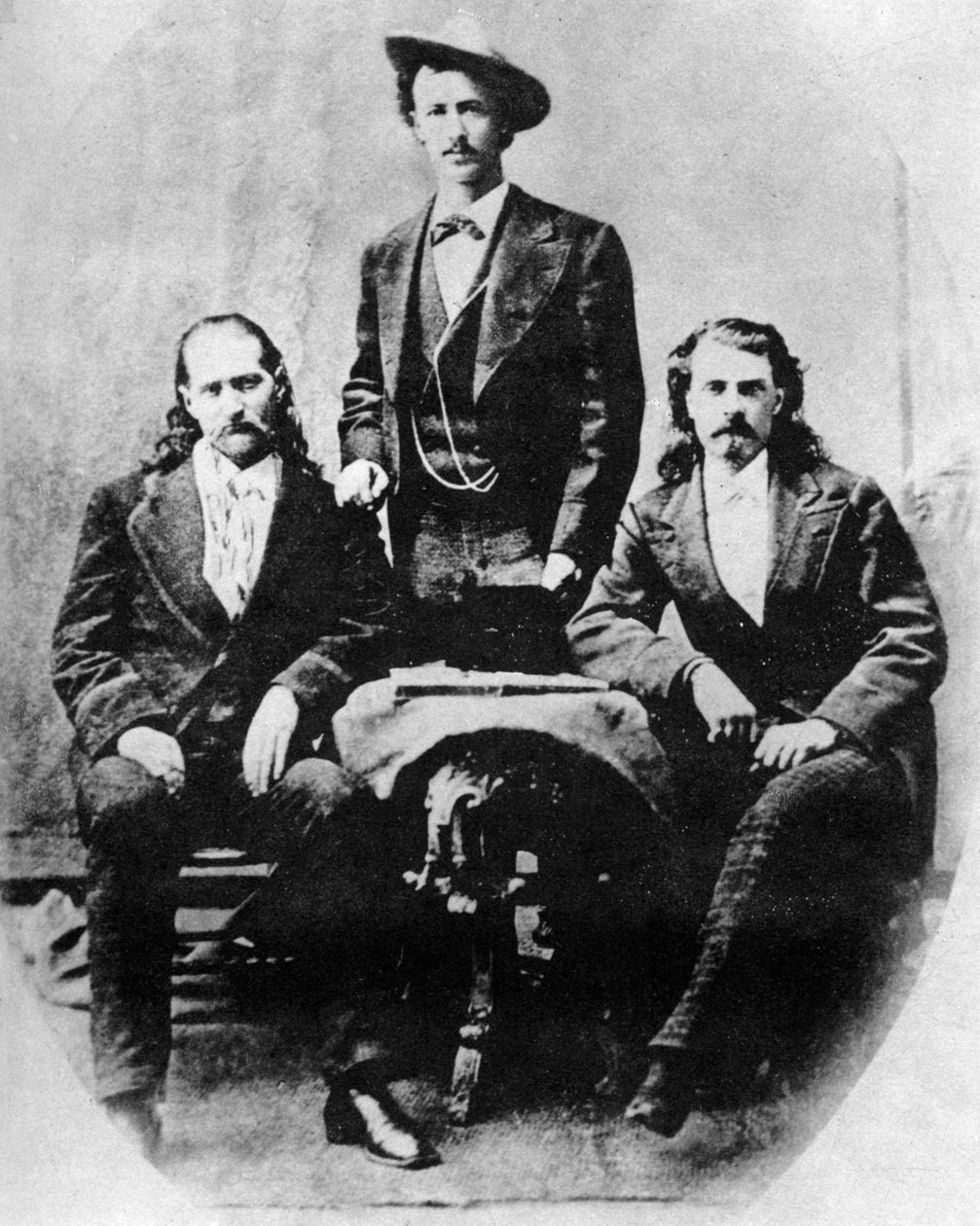 वाइल्ड बिल हिकॉक, टेक्सास जैक ओमोहुंड्रो और बफ़ेलो बिल कोडी, c1870s 1954 द्वारा अज्ञात