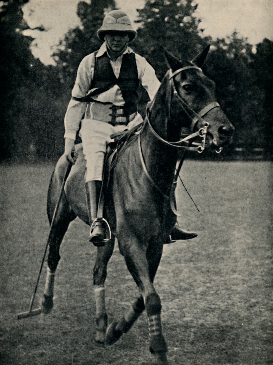 विंस्टन चर्चिल प्लेइंग पोलो, 1920, 1945। द्वारा अज्ञात