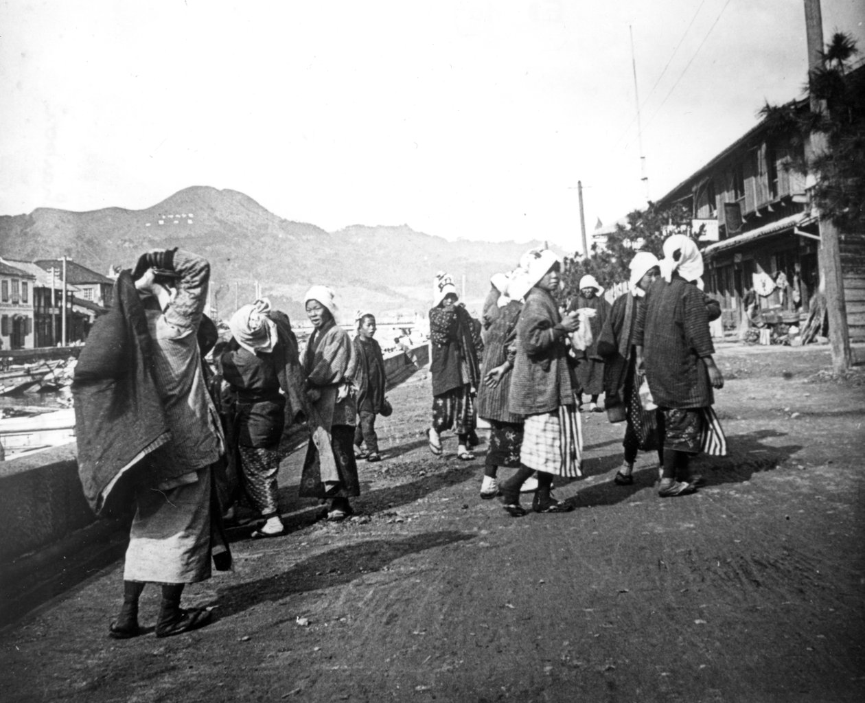 कोयला, नागासाकी, जापान का भार उठाने वाली महिला, c1900 द्वारा अज्ञात
