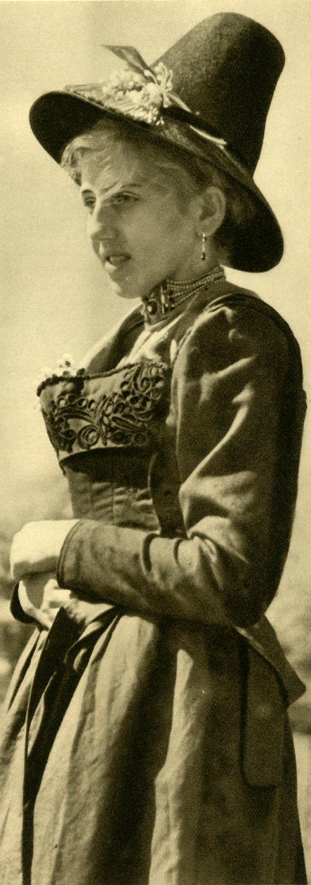 पारंपरिक वेशभूषा में महिला, टायरॉल, ऑस्ट्रिया, c1935। द्वारा अज्ञात