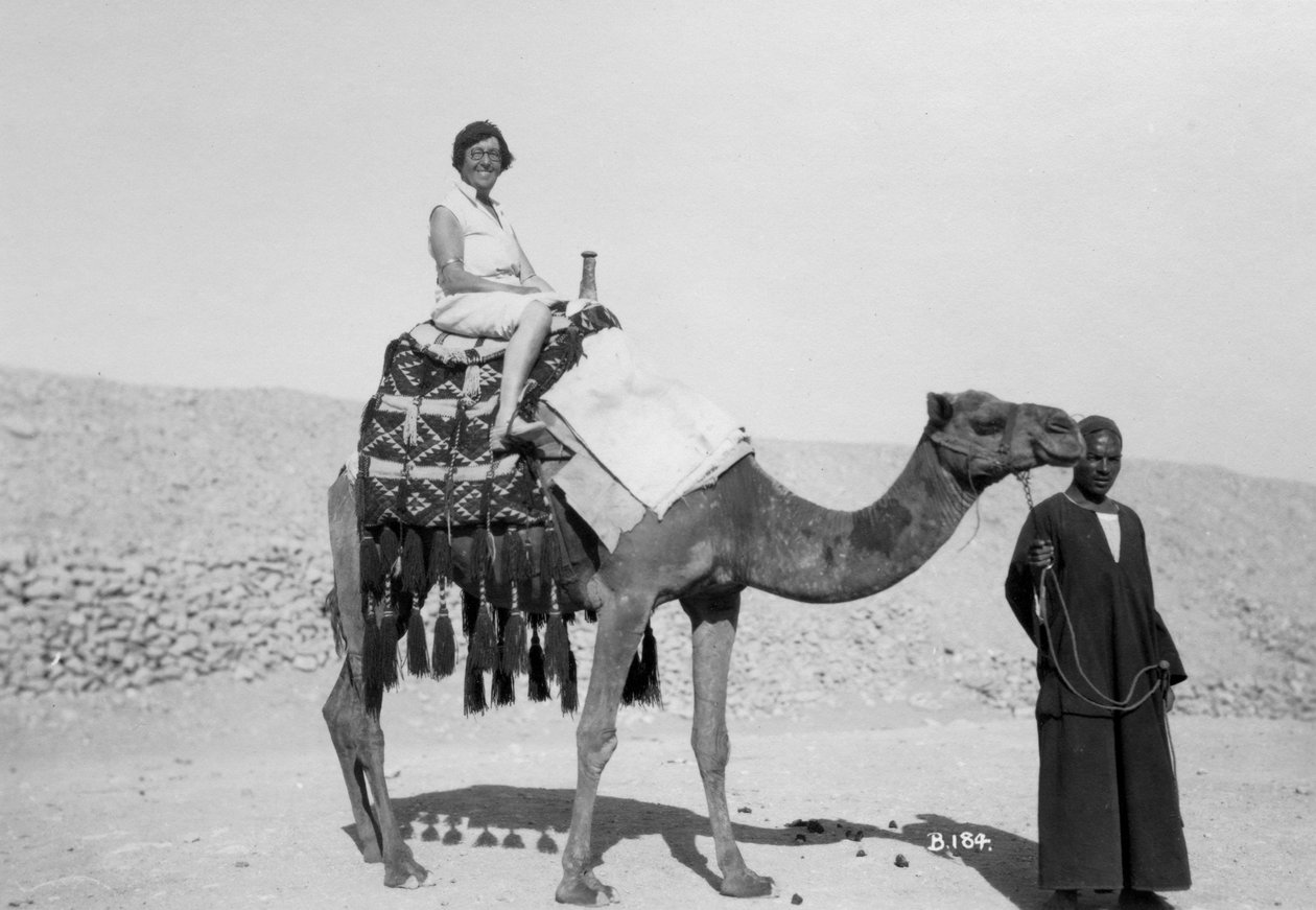 ऊंट दौरे पर महिला, मिस्र, c1920s-c1930s द्वारा अज्ञात