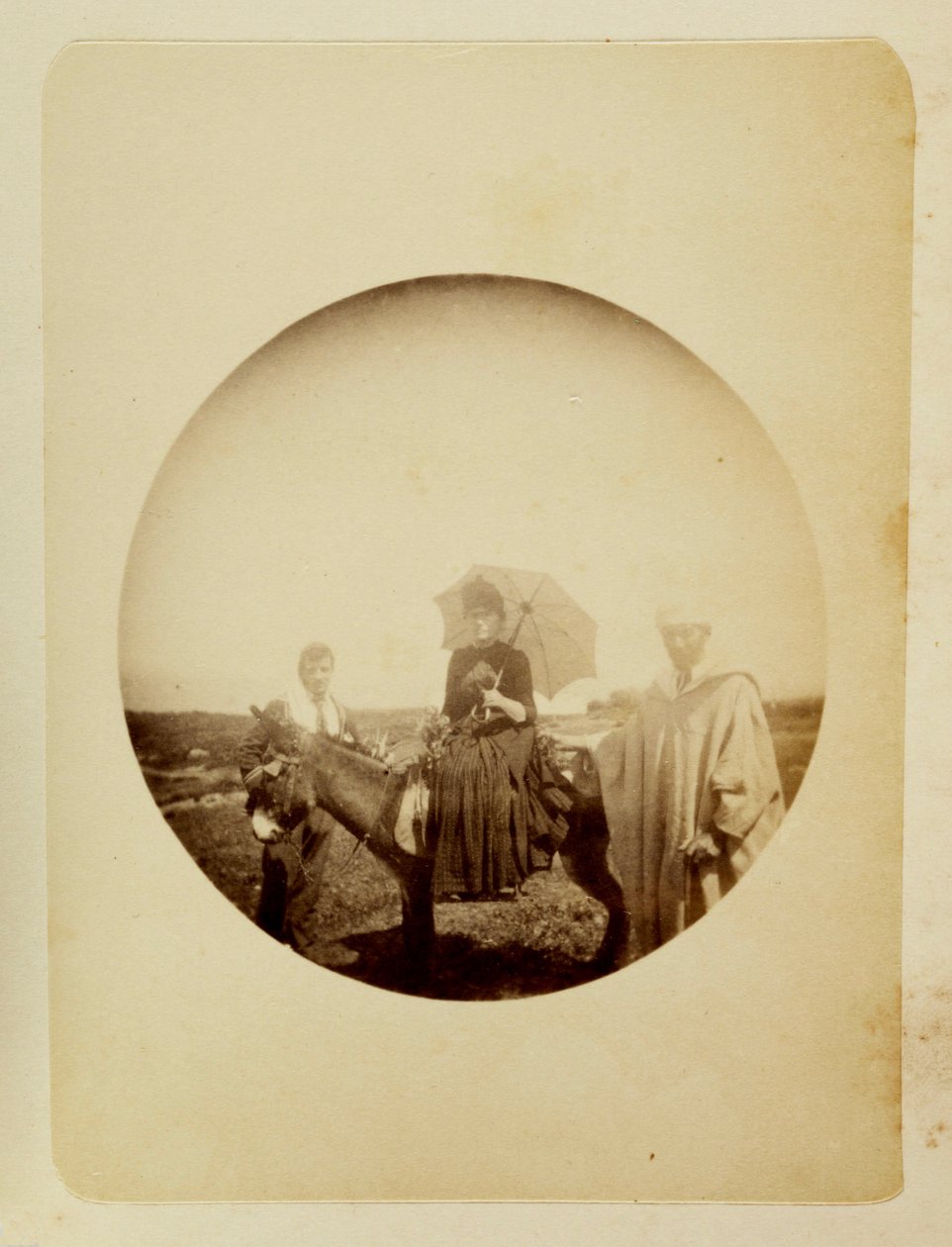 "गधे की सवारी करने वाली महिला", c 1890 द्वारा अज्ञात