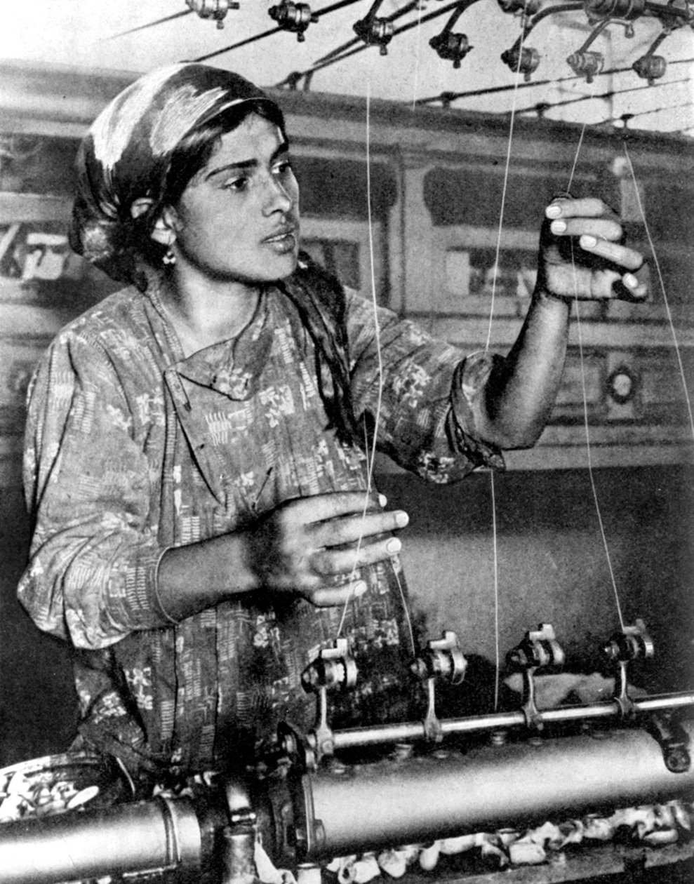 रेशम उद्योग में काम करने वाली महिला, समरकंद, उज्बेकिस्तान, 1936 द्वारा अज्ञात
