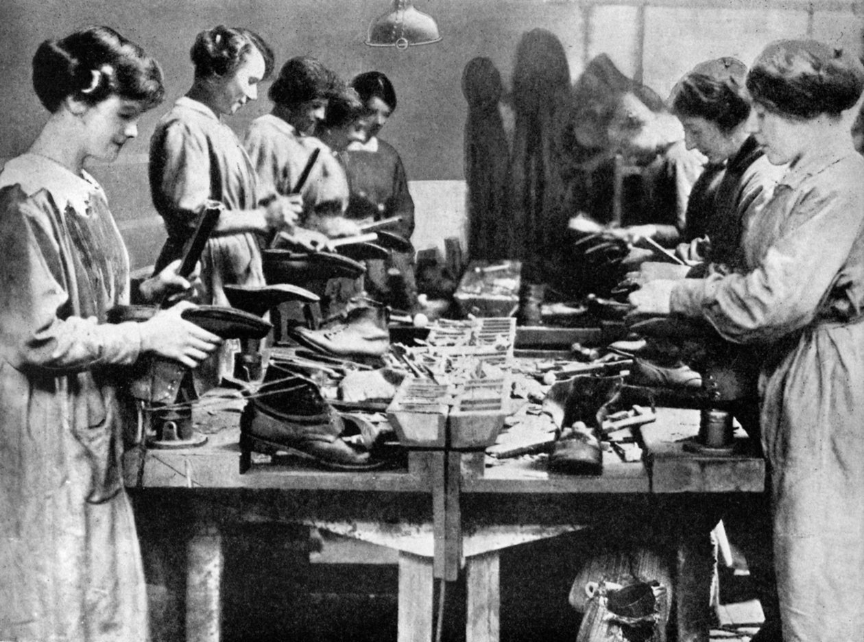 1914-1918 1936 के युद्ध प्रयास के लिए फुटवियर की मरम्मत करने वाली महिला कोबलर्स द्वारा अज्ञात