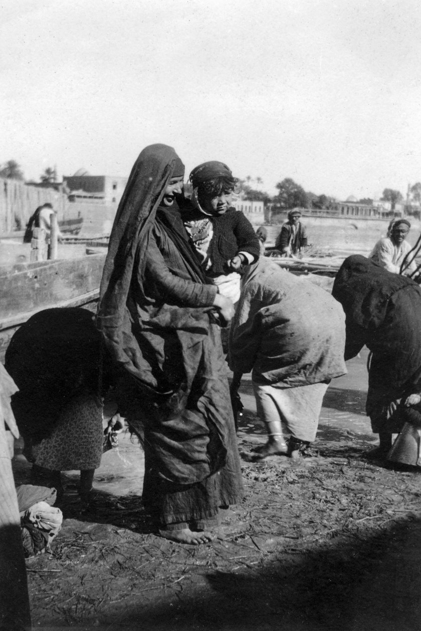 1917-1919, इराक की तिगड़ी नदी पर पानी इकट्ठा करने वाली महिलाएँ द्वारा अज्ञात