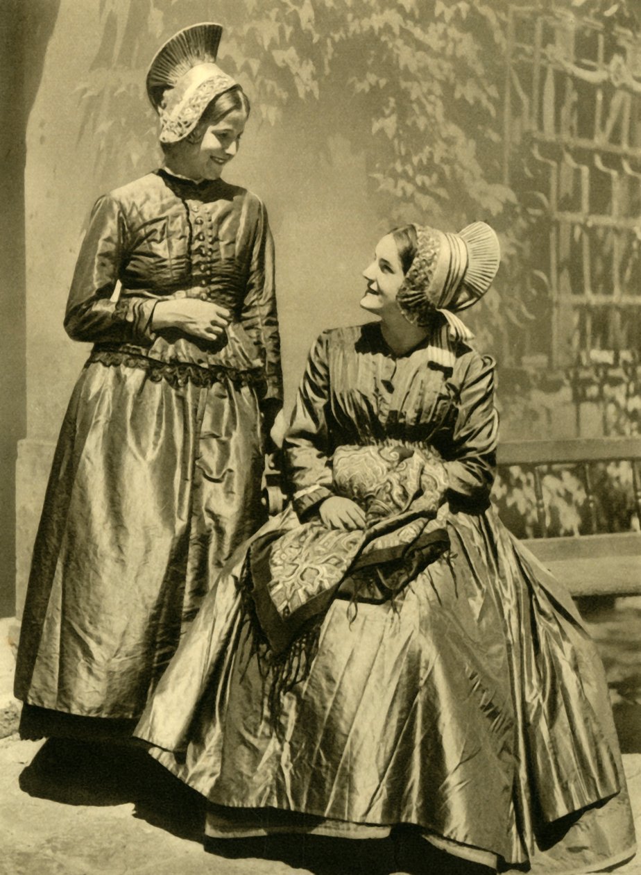 पारंपरिक वेशभूषा में महिलाएं, लोअर ऑस्ट्रिया, c1935। द्वारा अज्ञात
