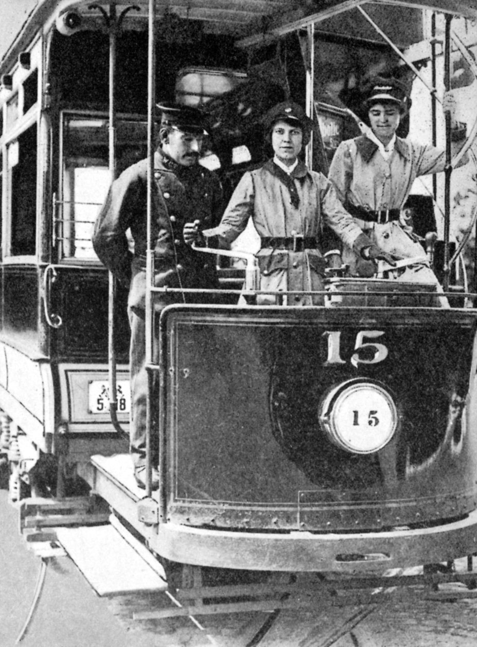 1917, 1936 में ट्राम चलाना सीखती महिलाएँ द्वारा अज्ञात