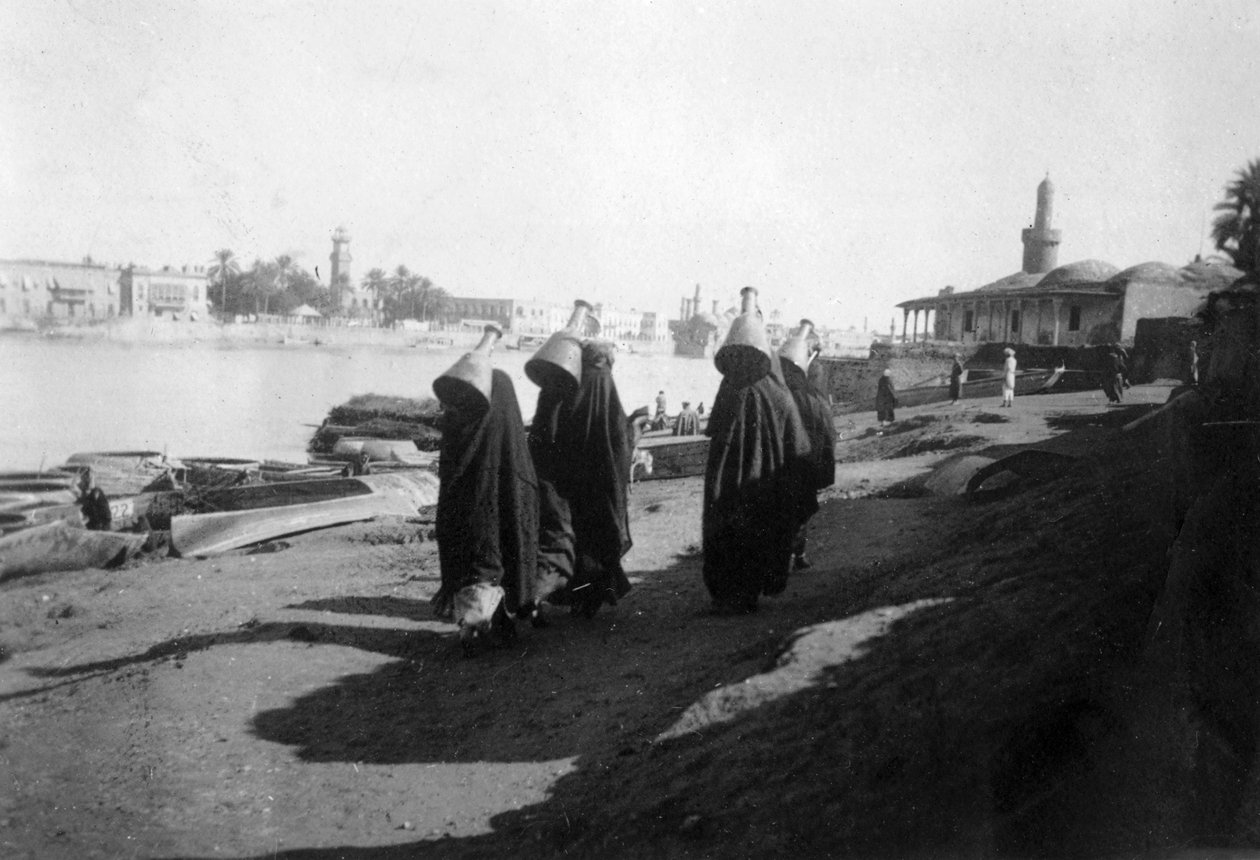 महिला जल वाहक, टिगरिस नदी, बगदाद, इराक, 1917-1919 द्वारा अज्ञात