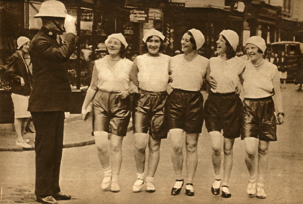 शॉर्ट्स पहनने वाली महिलाएं, 1930, 1933। द्वारा अज्ञात