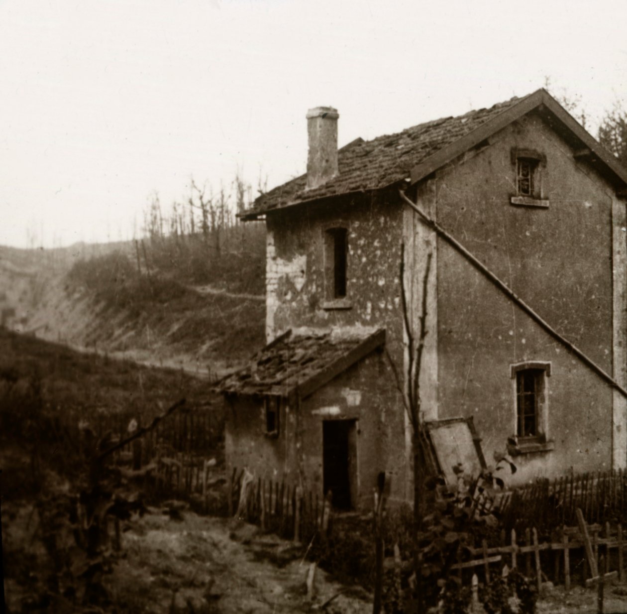 लकड़ी के पार, टावनेस टनल, वर्दुन, उत्तरी फ्रांस, c1914-c1918 द्वारा अज्ञात