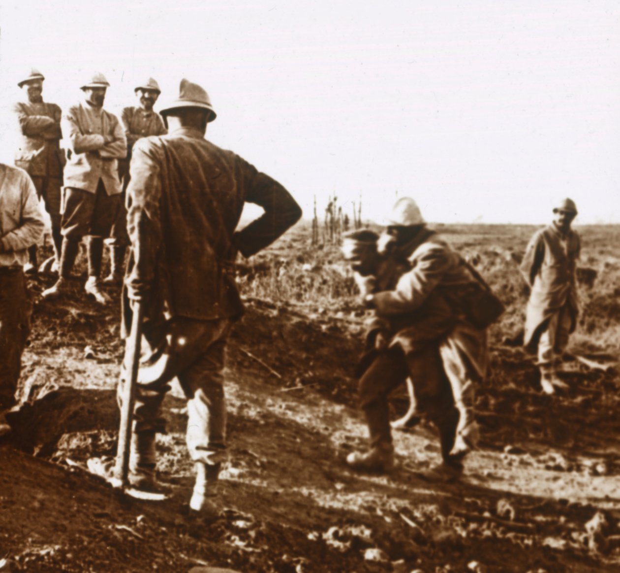 घायल सैनिक, हाई राइड, उत्तरी फ्रांस, c1914-c1918 द्वारा अज्ञात
