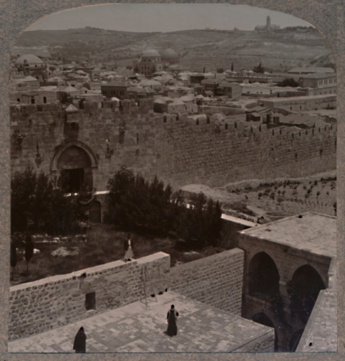 सियोन गेट। दूरी में माउंट ऑफ ऑलिव्स और माउंट स्कोपस, c1900 द्वारा अज्ञात